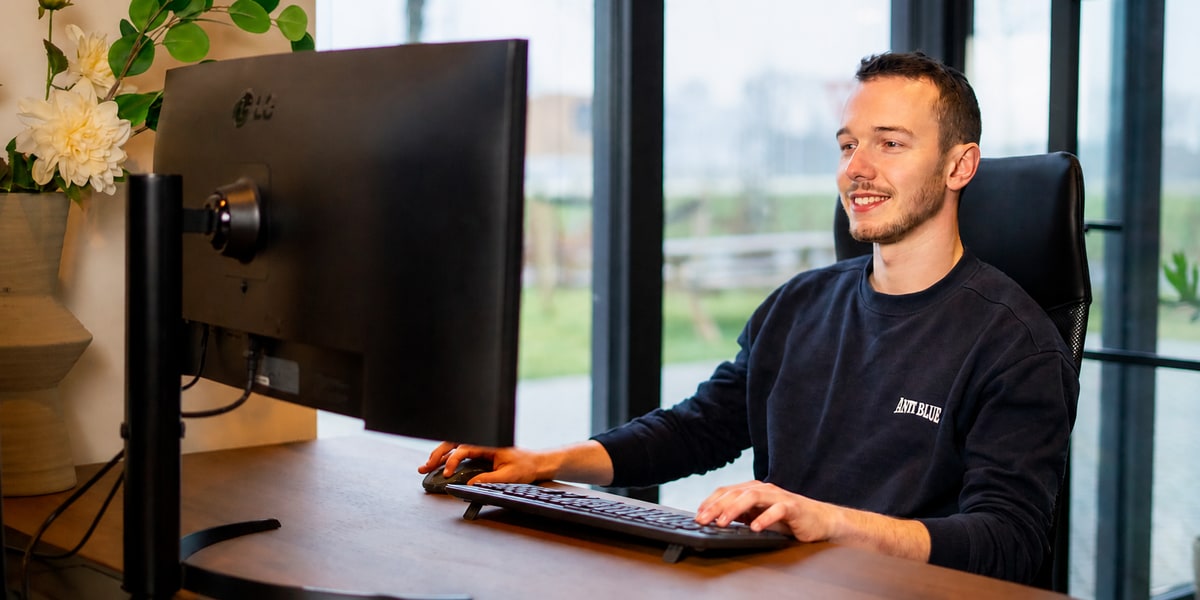 ZZP’er werkt aan zijn administratie achter de computer